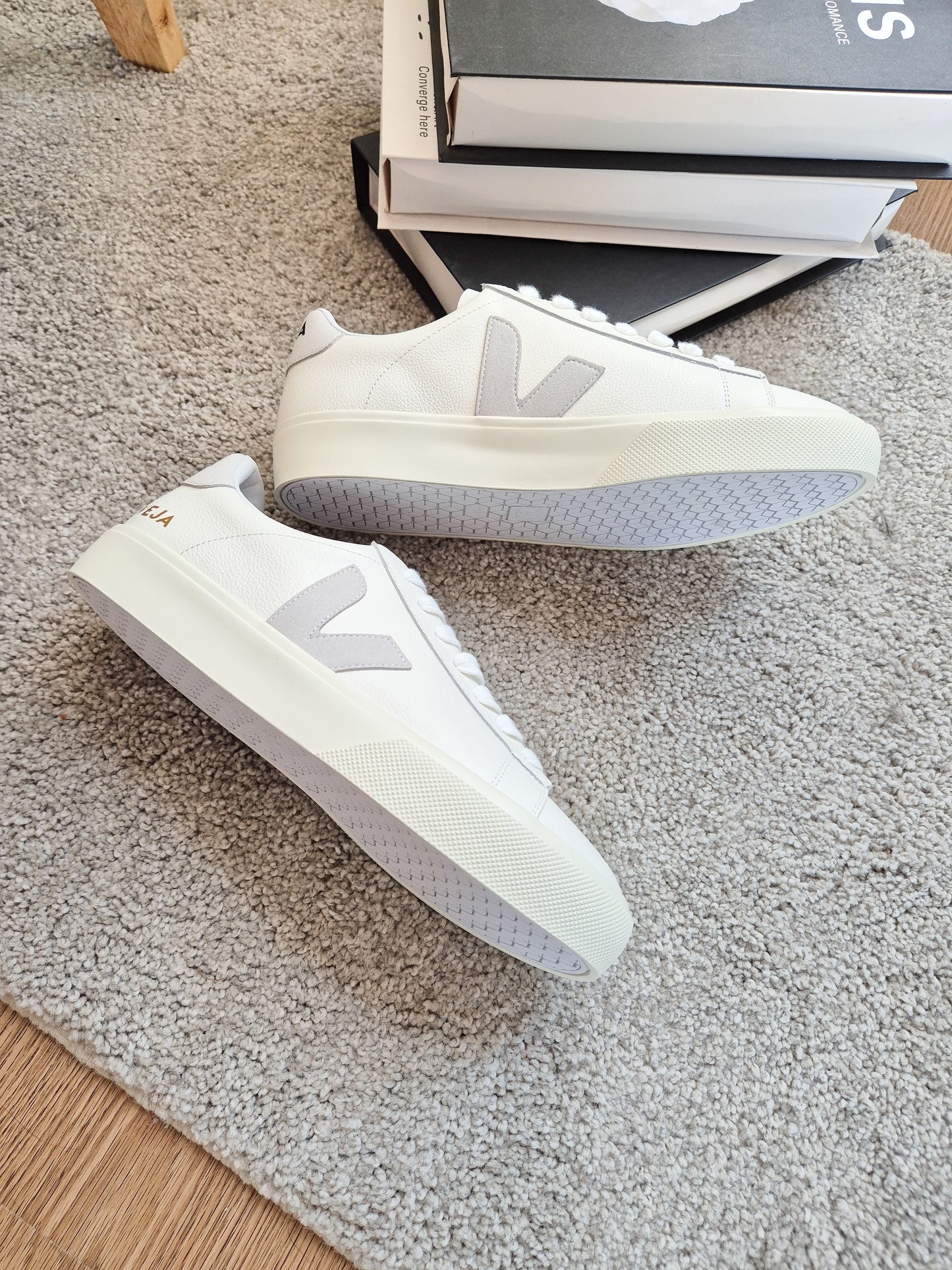 Veja Leather White