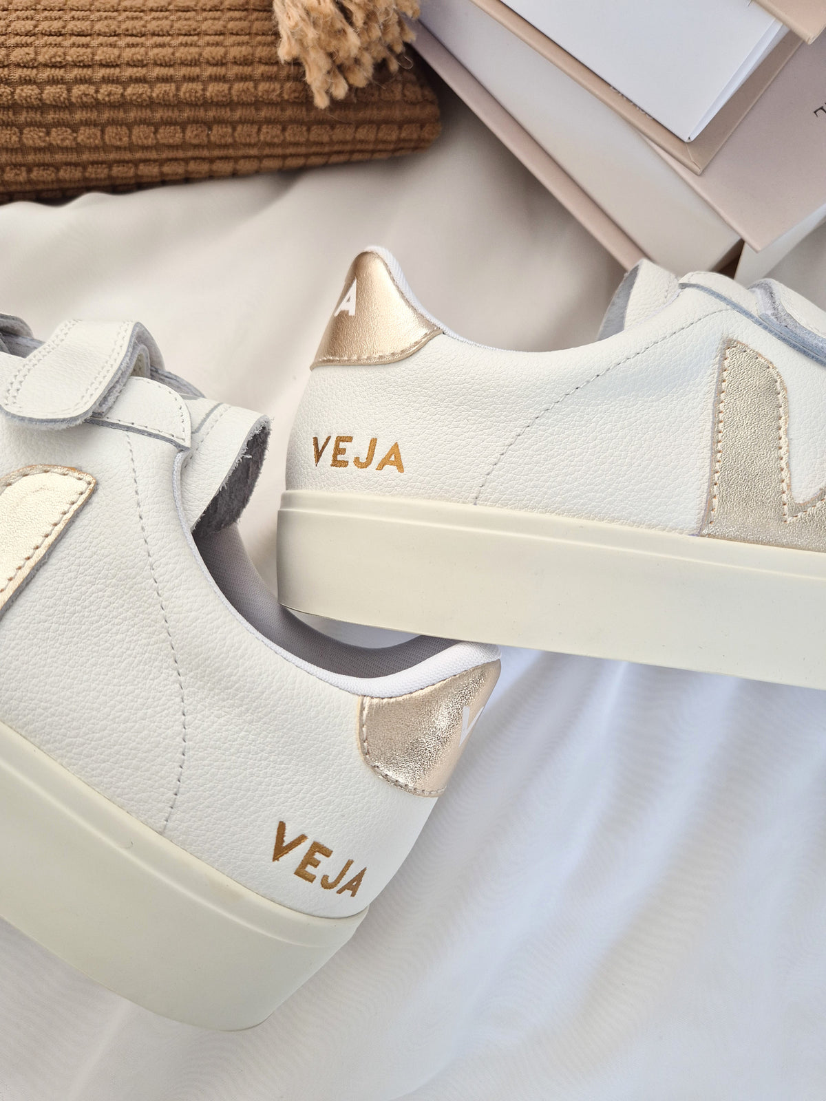 Veja Lether White/Gold