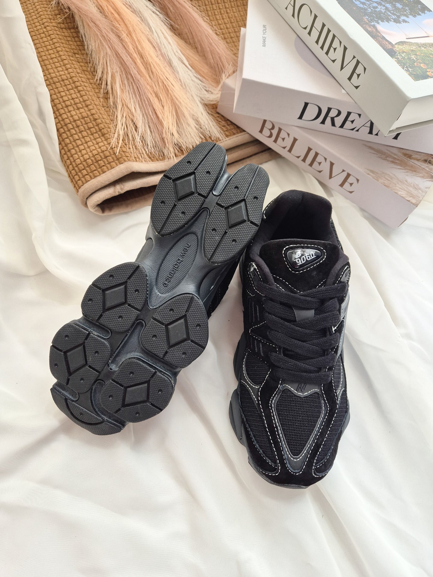 NB 9060 Black/w Aura