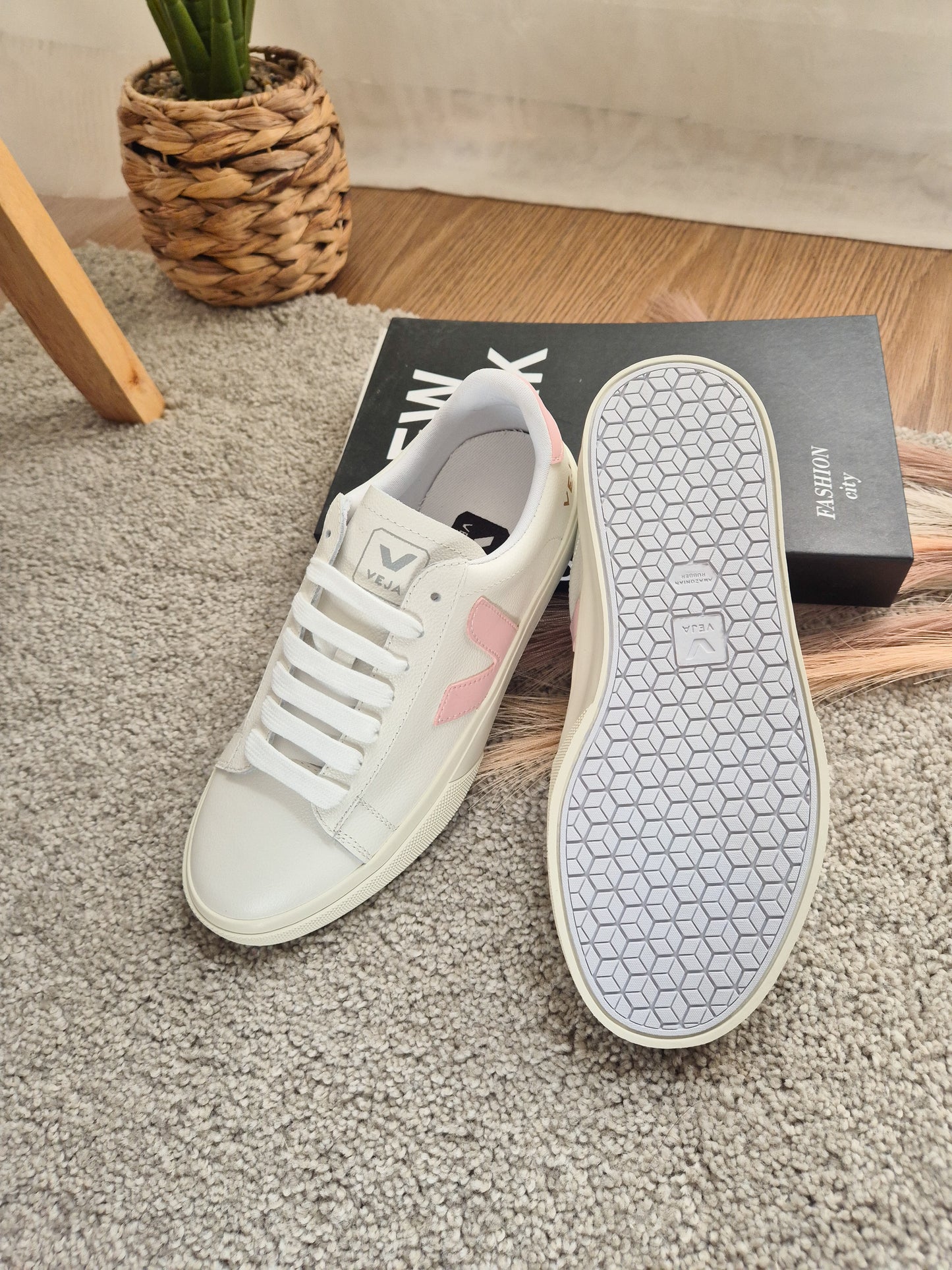 Veja White/ Soft Pink