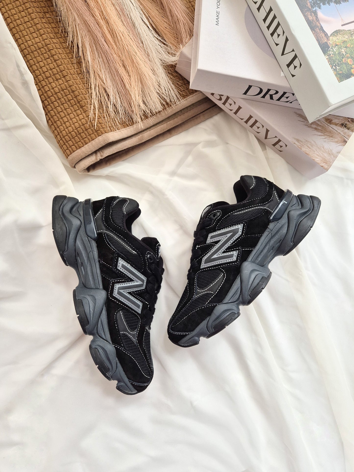 NB 9060 Black/w Aura