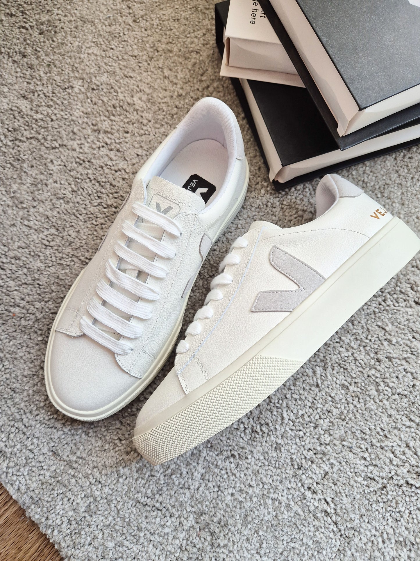 Veja Leather White