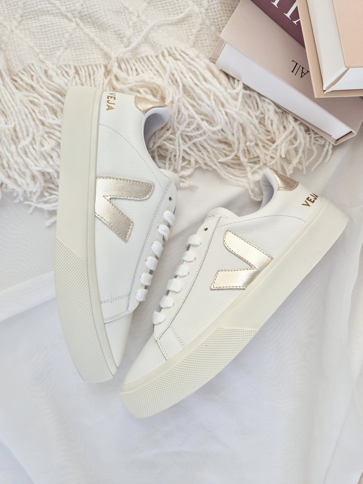 Veja Campo White matcha
