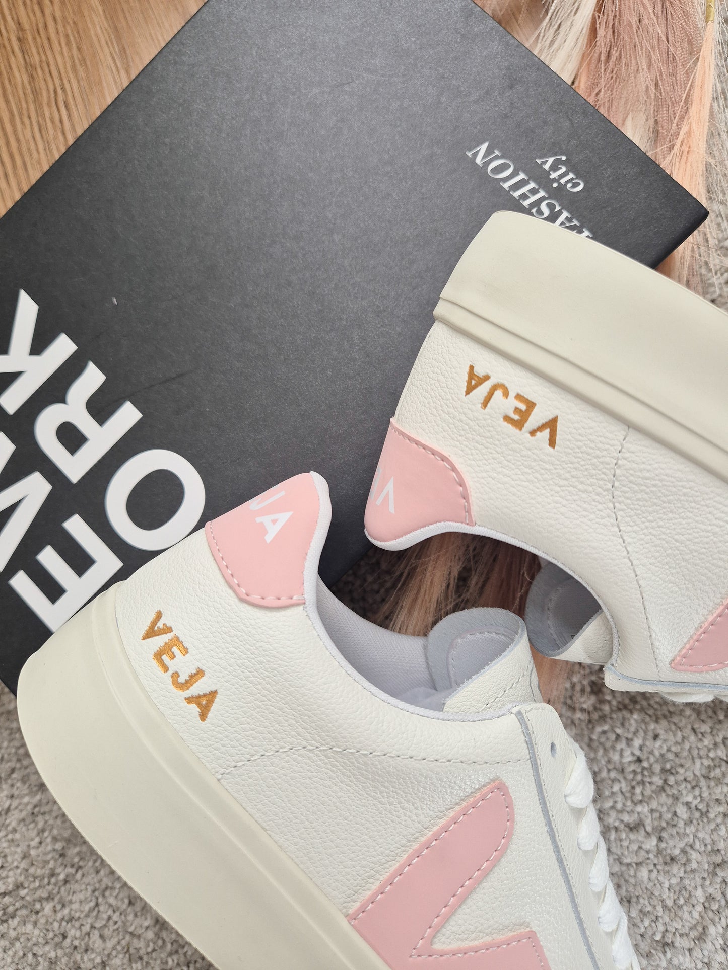 Veja White/ Soft Pink