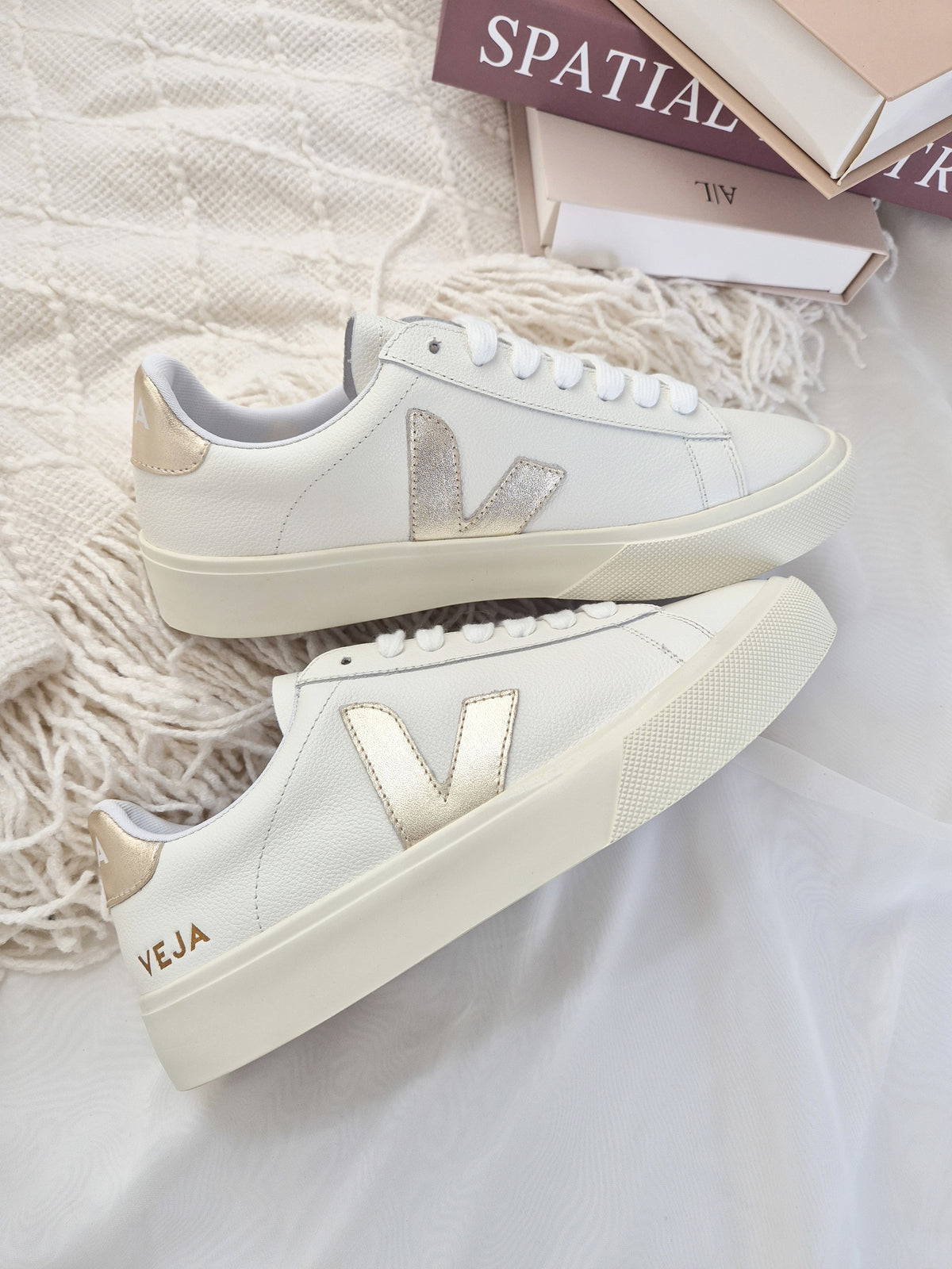 Veja Campo White matcha