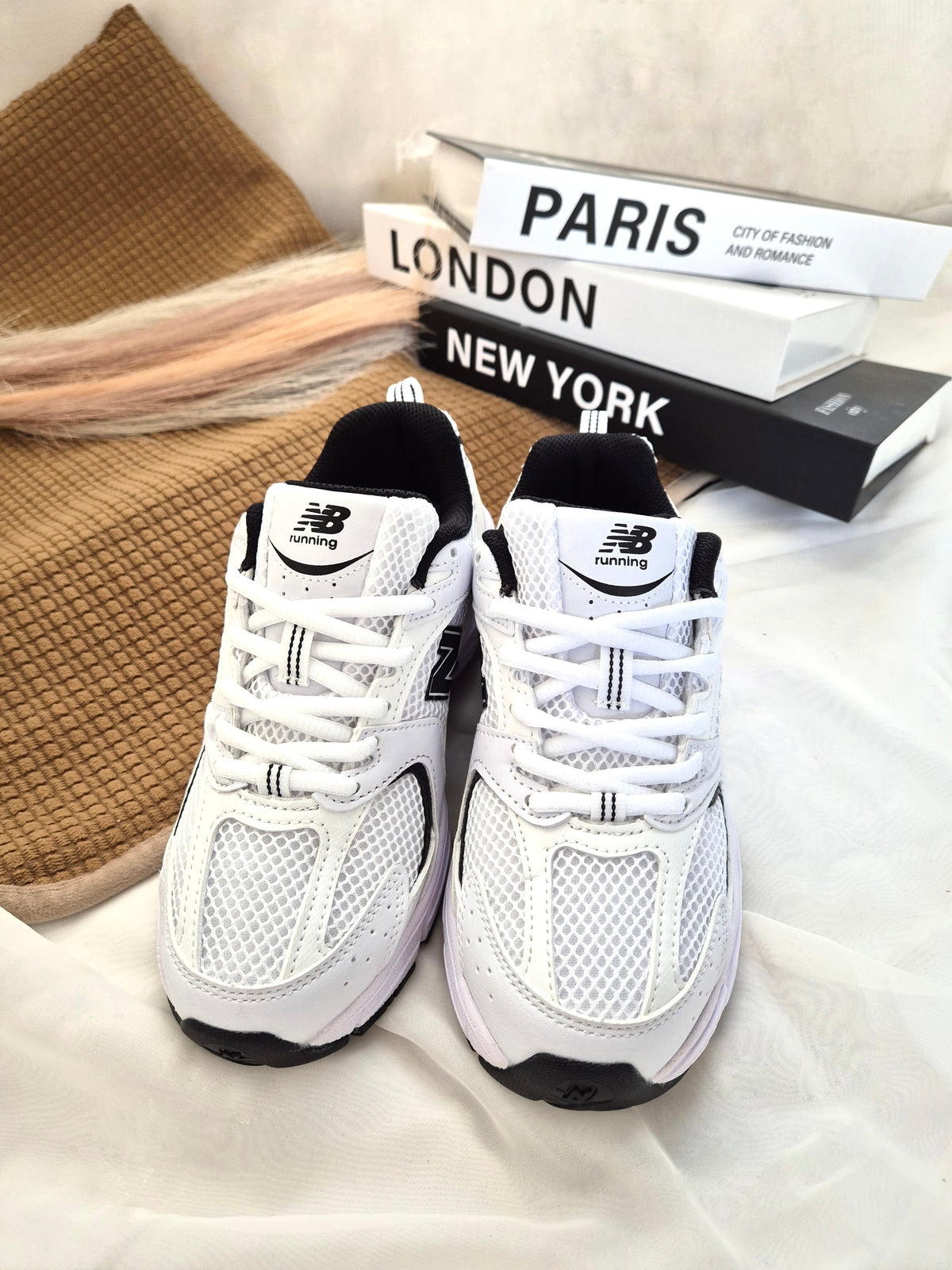 530 white black (unisex)
