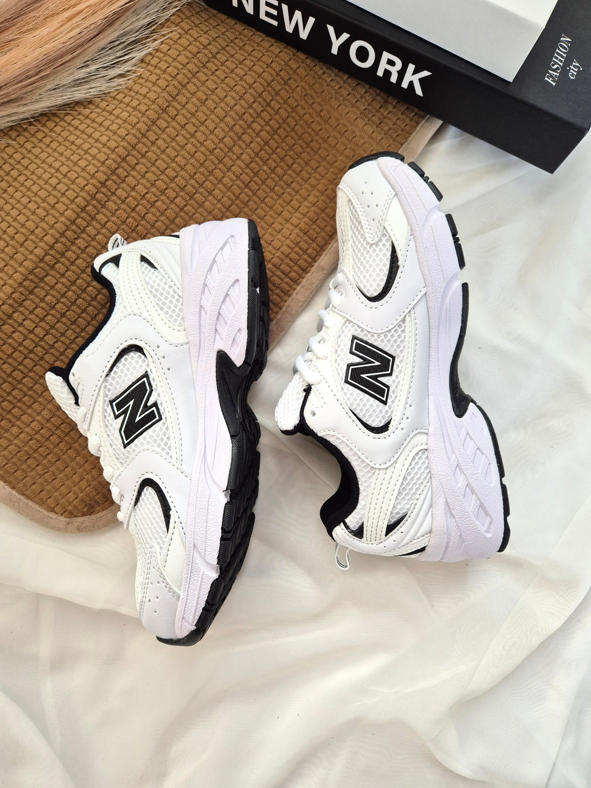 530 white black (unisex)