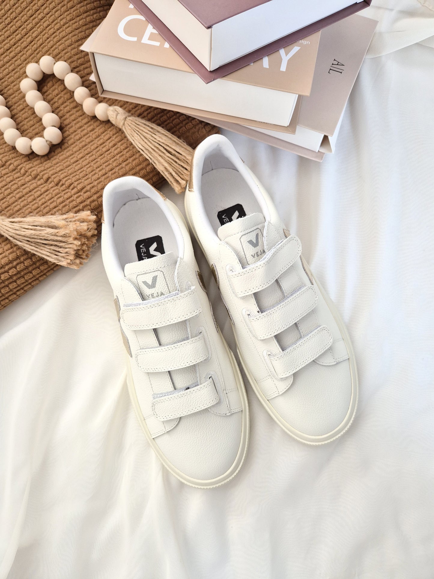 Veja Lether White/Gold