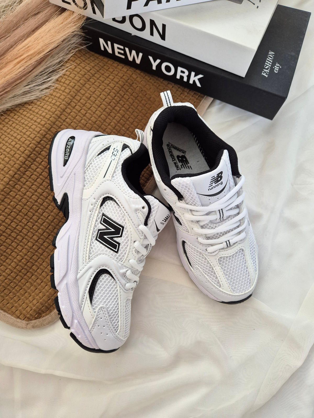 530 white black (unisex)