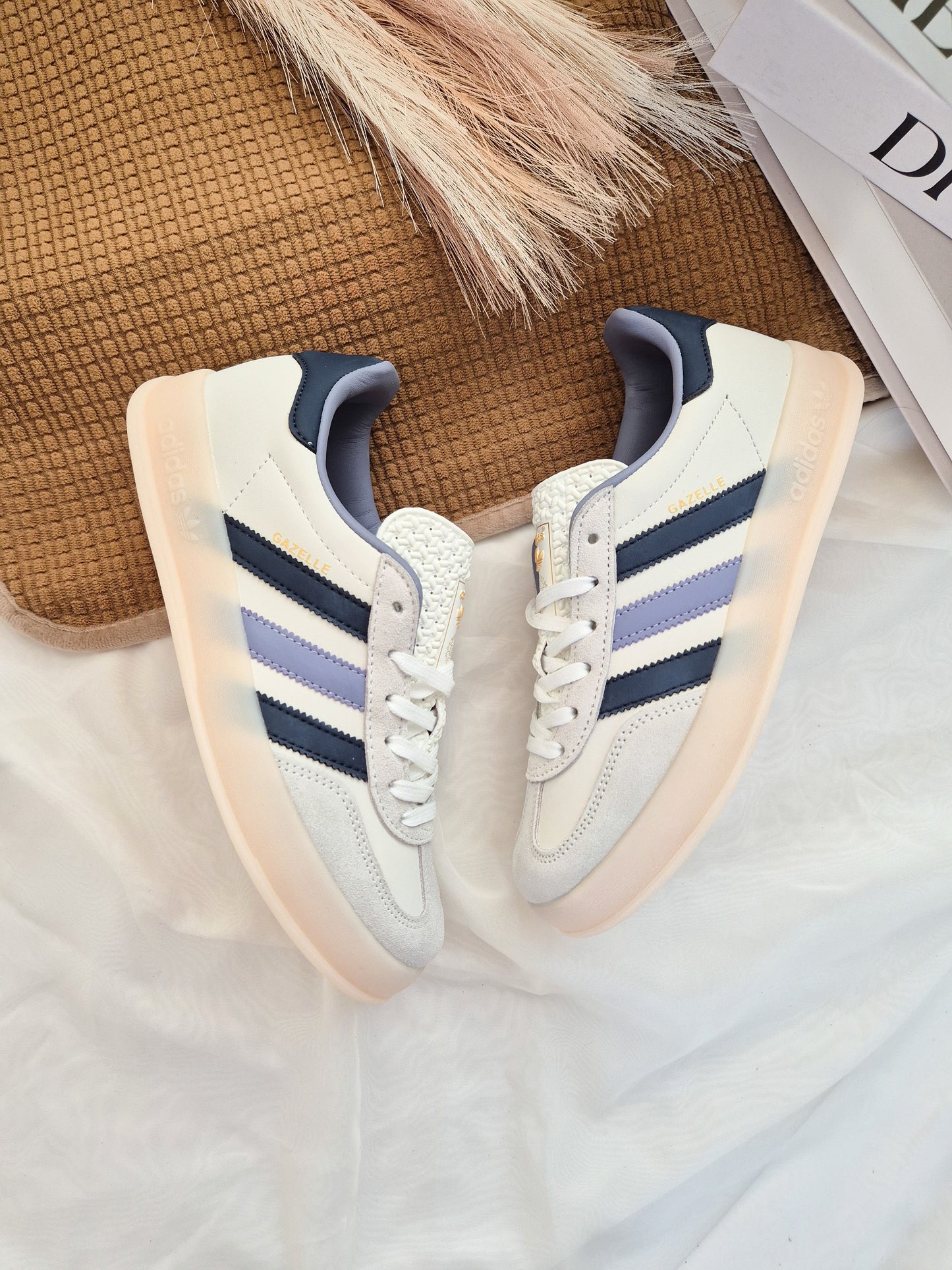Gazelle Indoor White Preloved Ink
