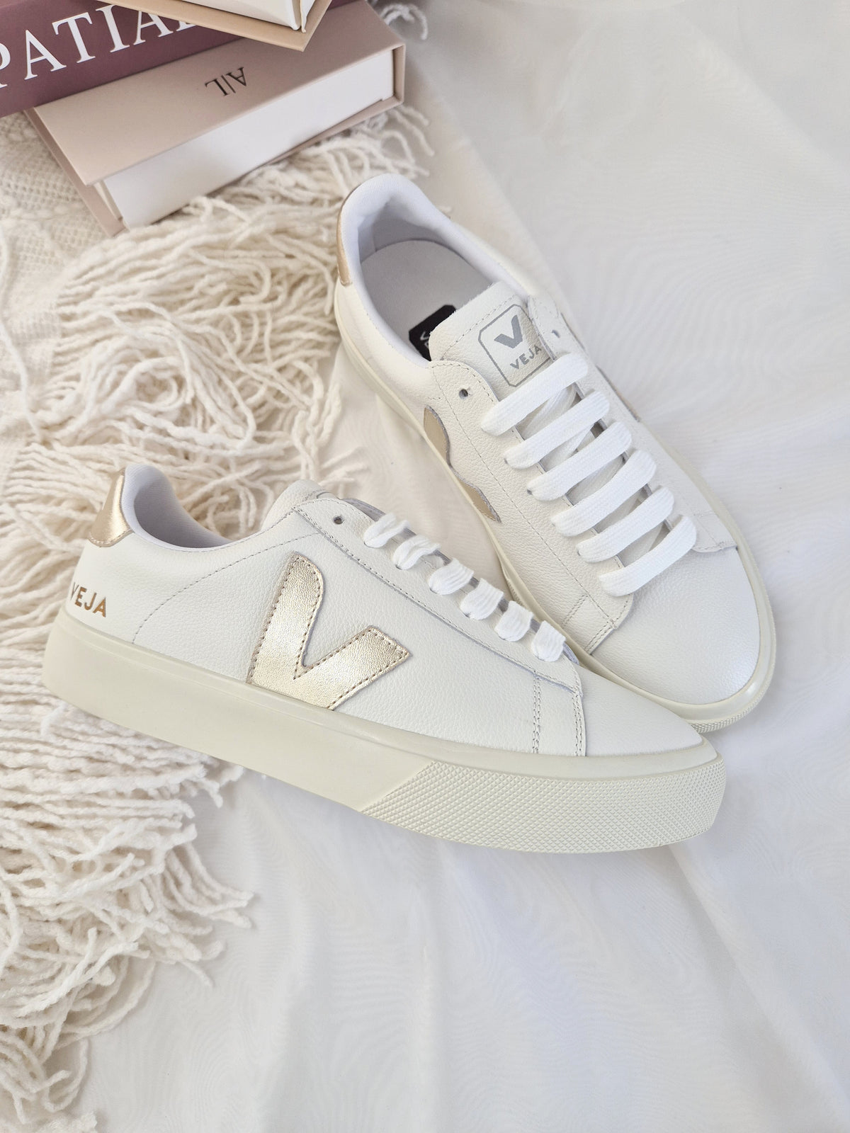 Veja Campo White matcha