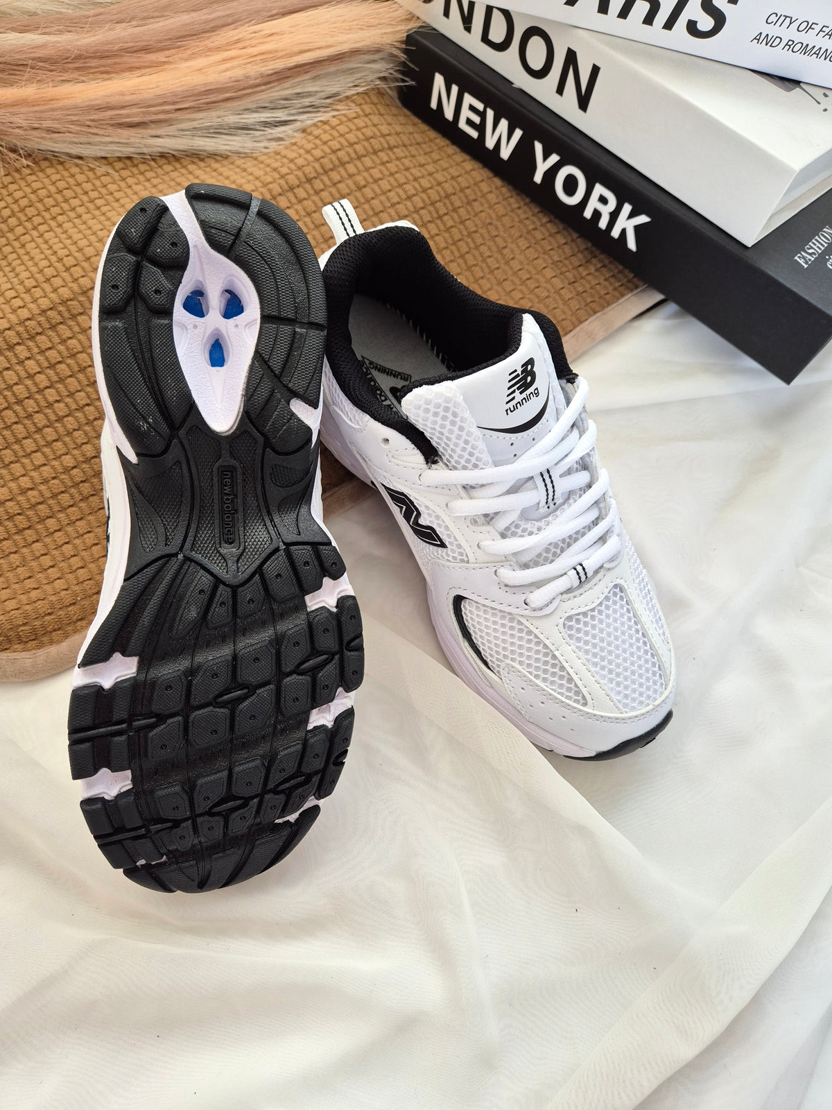 530 white black (unisex)