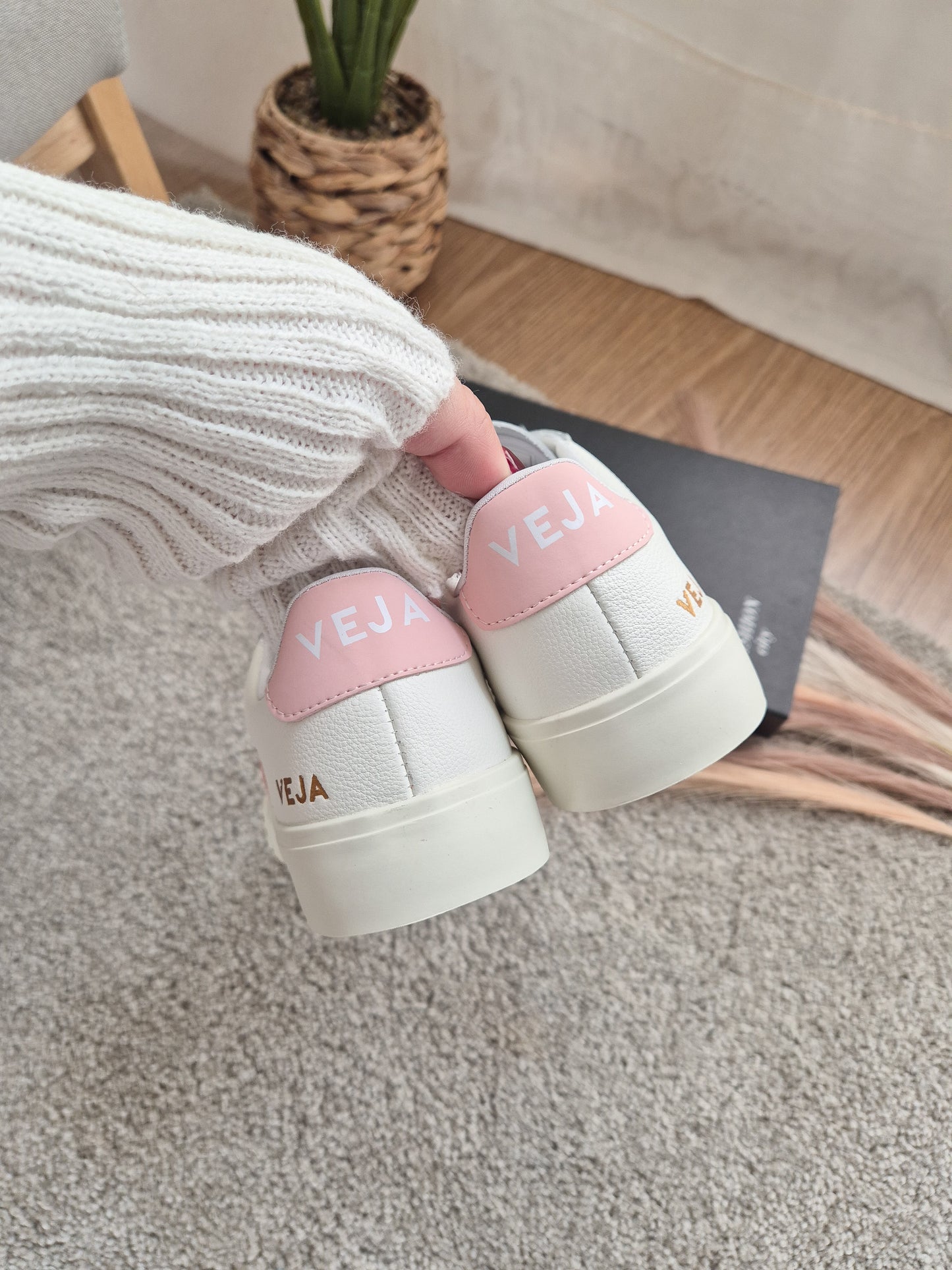 Veja White/ Soft Pink