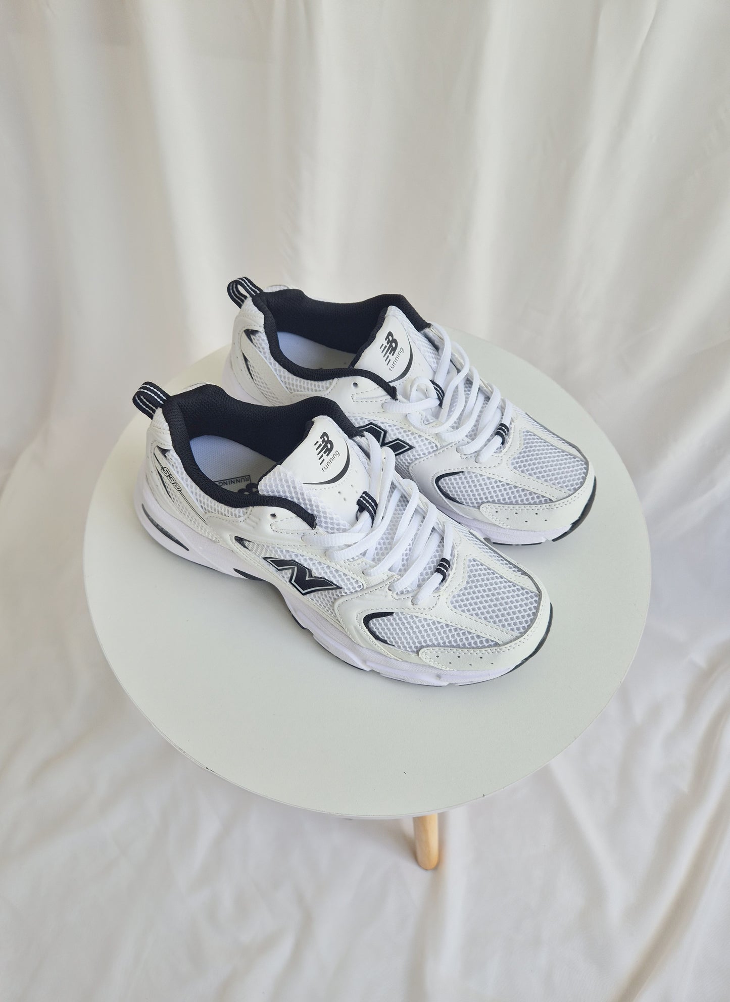 530 white black (unisex)