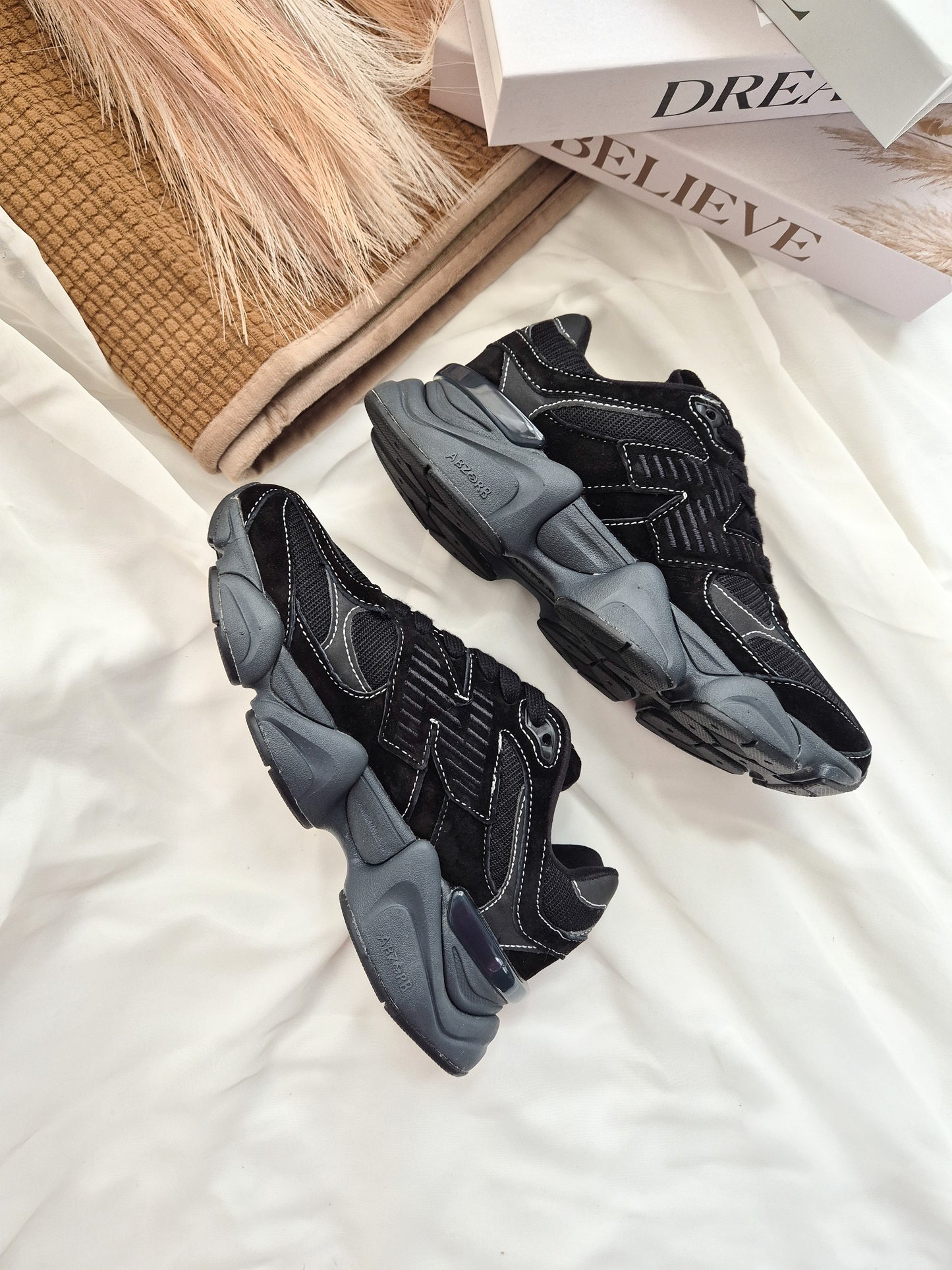 NB 9060 Black/w Aura