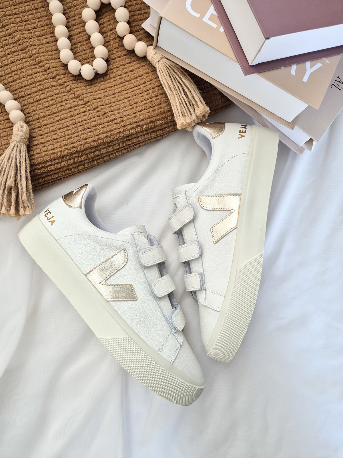 Veja Lether White/Gold