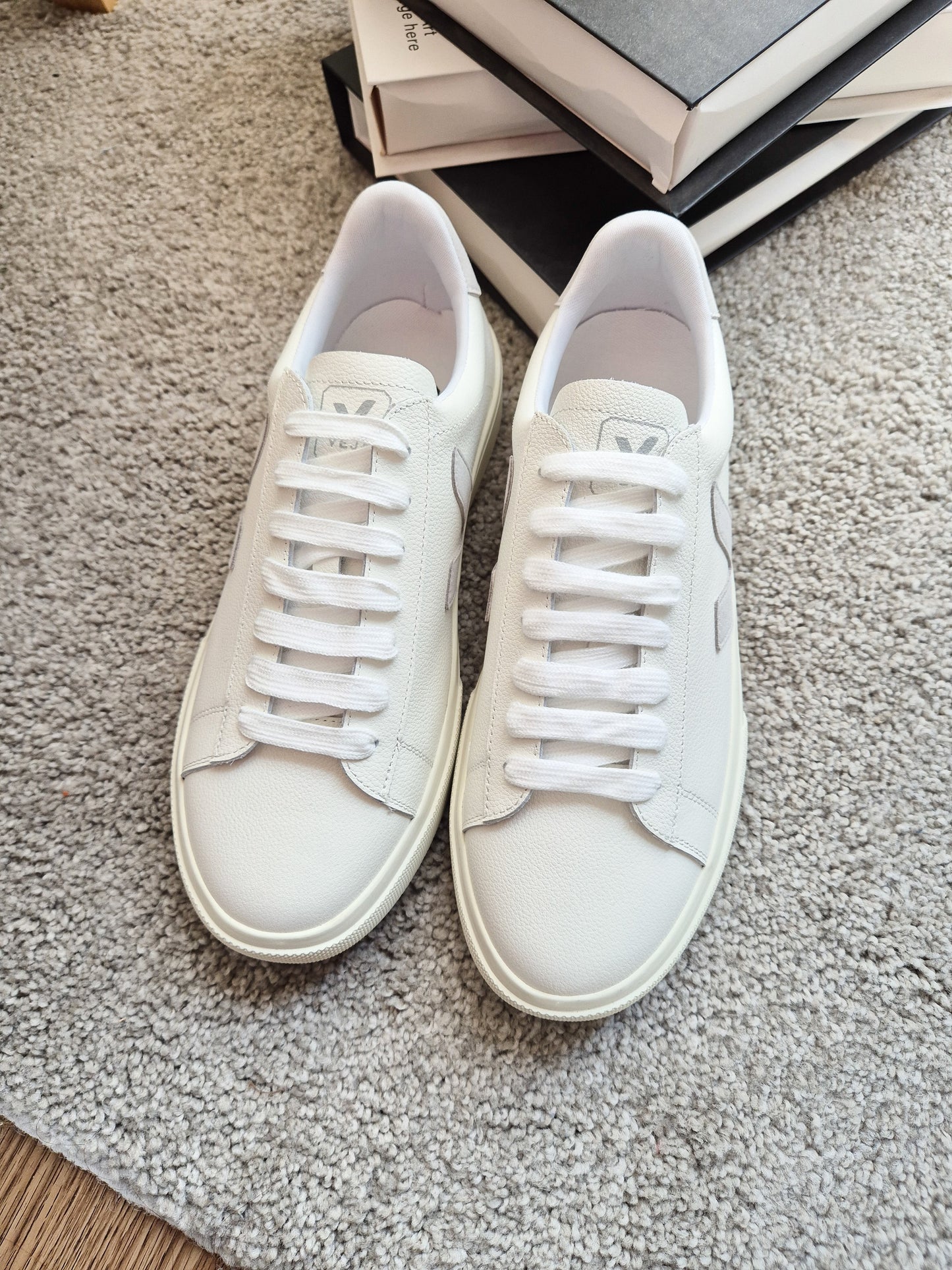 Veja Leather White
