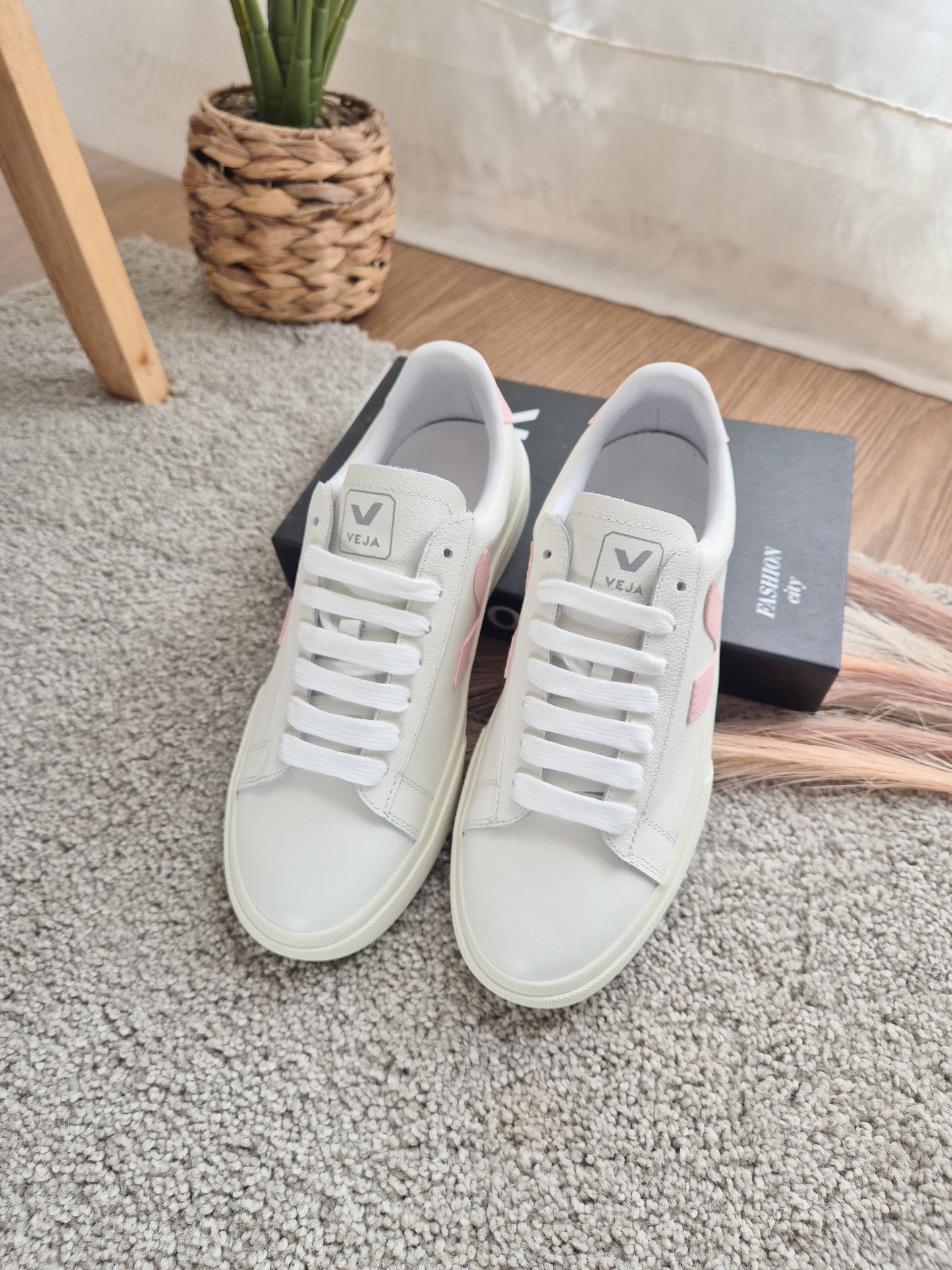 Veja White/ Soft Pink