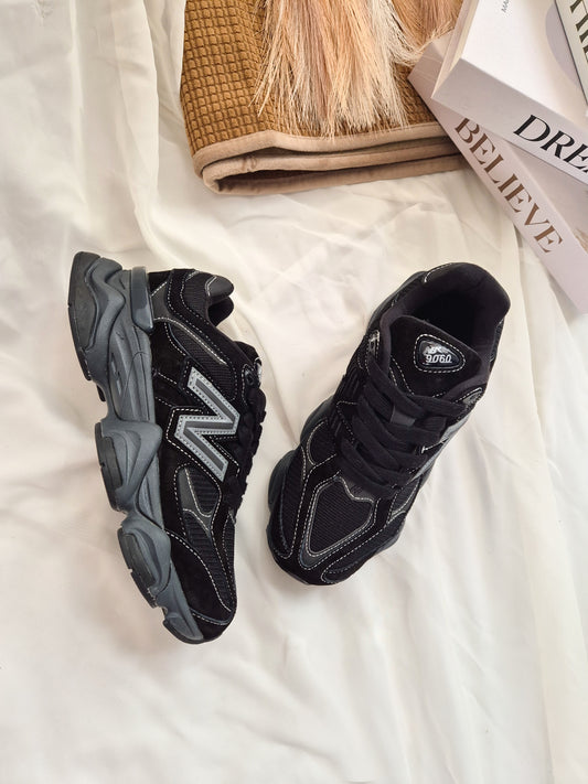 NB 9060 Black/w Aura